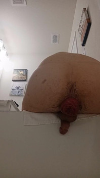Piłka basenowa i dildo w jednym otworze