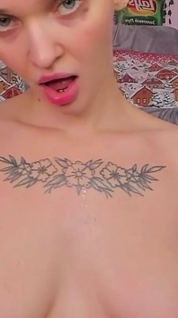 Liberty_xo gioca con le sue tette ed un grosso dildo