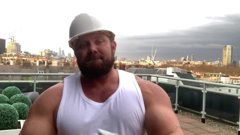 Jack stacked: ビルダーアイアンの曲げ筋肉の屈曲と測定