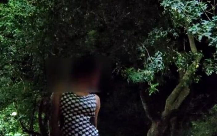 Traviezisha: Une tapette travestie en robe de salope se gode le...