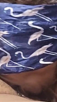 Die reife Frau, die Frau meines stiefbruders, weiß, wie man all das Sperma vom Penis lutscht, bis er sich erweicht. Sie benutzt nur sie tief
