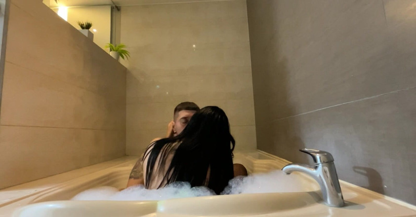 Monozion: Mông to trong bộ đồ ngồi người yêu của cô ấy trong...