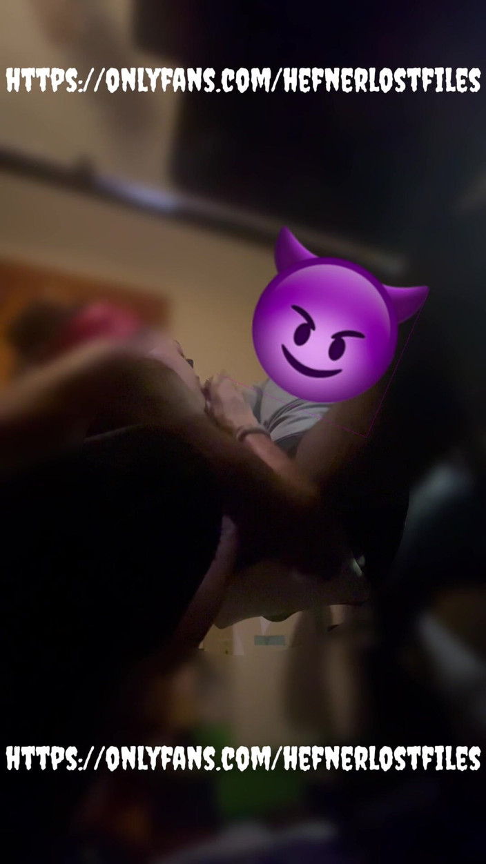 PlayboyHef: Ordeñando Su Polla En Privado