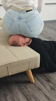 Grote Jeans Booty Facesitting - Geen Ontsnappen