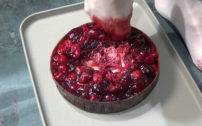 AnnaBUST: Aku kencing di kuemu dan nginjak dia dengan kakiku