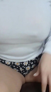 La Moglie Arrapante Si Masturba La Figa Con Il Ragazzino Dei Suoi Pantaloncini, Diventa Molto Sporca E Vogliosa Di Cazzo.