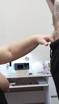 Ma belle-mère suce une bite puis je verse du sperme sur ses énormes seins