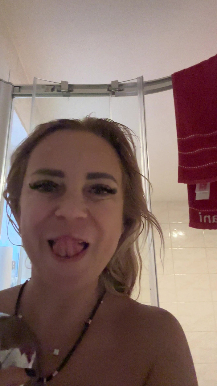 LarisaCum: У мене дуже волога, коли я граюся у ванні і мастурбую в душі, коли не поголений смердючий