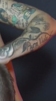 Romain pieprzy swoje wytatuowane ptoe