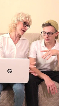 AuntJudysXXX - gilf matură slabă de 60 de ani, Dee Lite, îl fute pe tipul de asistență tehnică