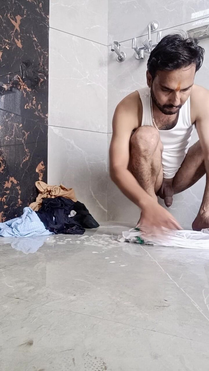 Rajasthani-old-lover: Desi jovem garoto gosta de lavar a calcinha do pai