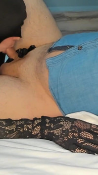 La sttpsister jumelle de ma femme me taille une pipe pendant que ma femme est au sous-sol
