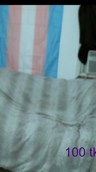 Ditzy Trans dívka dělá jen průměrné trans věci ve svých fialových bikinách