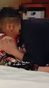 Amatoare CU VEDERE LA PERSOANA 1 - Ejaculare în pizda lipicioasă a unei curtezane care ejaculează cu degetul - cosplay, kimono