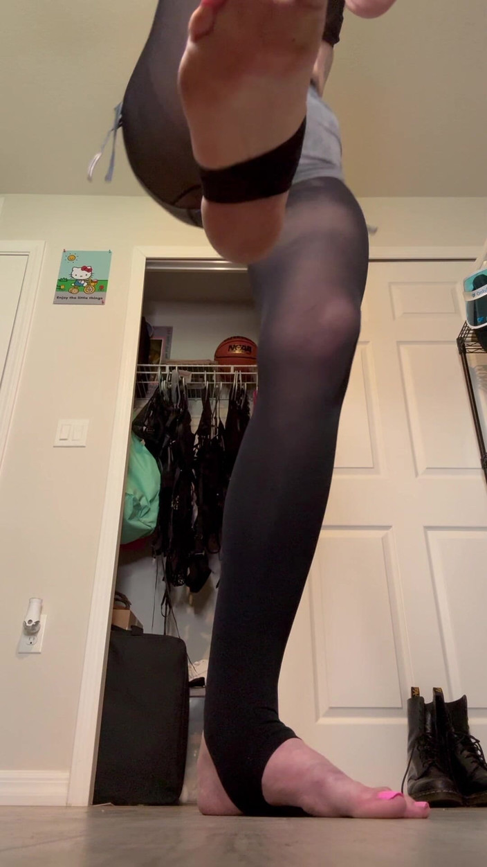 Peppermint Giantess: Толстушка жестко босиком в Стреме размером 16 футов