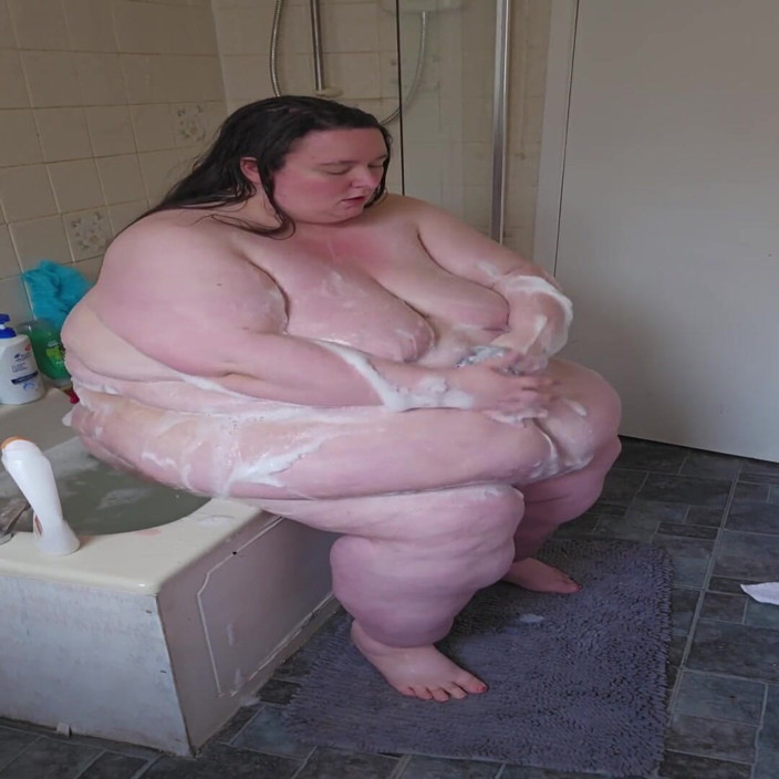 SSBBWLadyBrads: Zeița SSBBW se scaldă pe partea dinspre baie