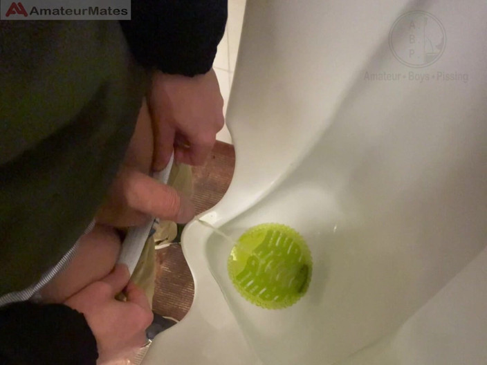 AmateurBoysPissing: Pria rambut merah amatir kepergok lagi kencing di toilet umum -...
