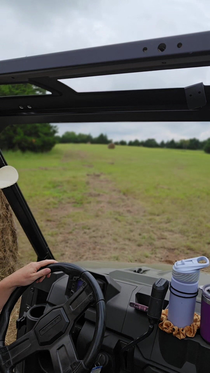 NaughtyRedFarmgirl: Topless rondrijden in mijn boerderij!