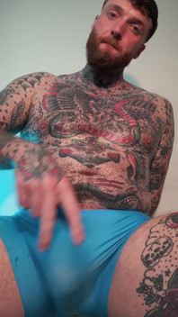 Tatuado dom adoración corrida en primer plano