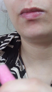 Lui gioca con il mio naso. Mi sono messa un sottile inserto in silicone rosa nel mio naso e ci gioco. Non so di cosa si tratta,