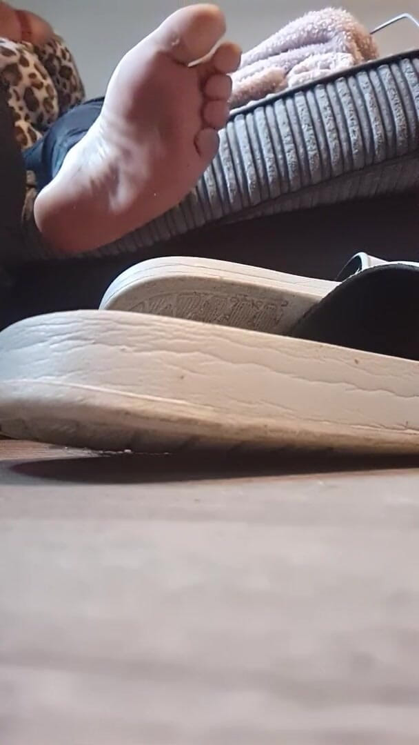 Simp to my ebony feet: Giantess sandal crush