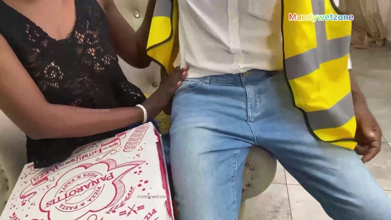 Mandy wet zone: Nu Este Nimic Greșit Să Las Un Străin Să-mi Fută...