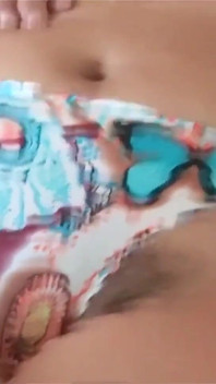 Ardientes 69 - Mia moglie ha una figa pelosa e le eccita molto per mostrare come escono i suoi peli perizoma - Ardientes69