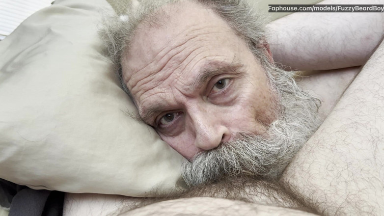 FuzzyBeardBoy: Viejo hijo de chupapollas barbudo toma una enorme carga directamente...