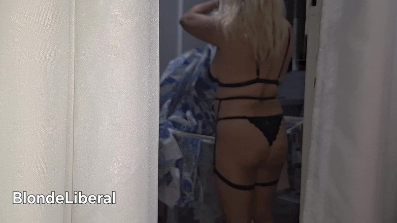 BlondeLiberal: Casalinga birichina che si vanta con i passanti mentre il...