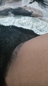 『Pussy Close Up』は、誘惑的なからかいと親密な夜のエネルギーを融合させ、挑発的なファンタジーに満ちた作品です
