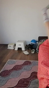 Une belle-mère amateur fait du yoga à poil, chatte poilue, gros cul, gros seins.
