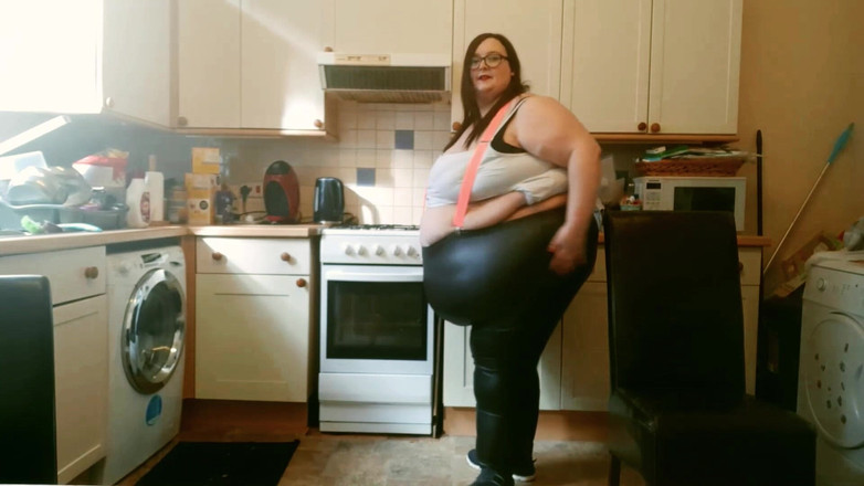 SSBBWLadyBrads: SSBBW bbw kuchyňská hra v sexy těsném oblečení, část 2