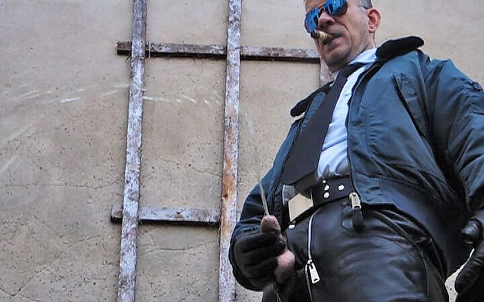GERMANE_XL: Policial de couro 19