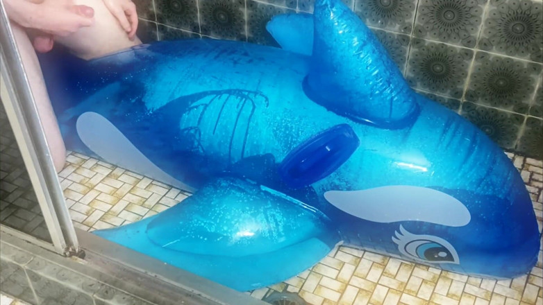 Aussie bi boy: Hump a sperma na intex 2m modré velrybě část naplněná vodou
