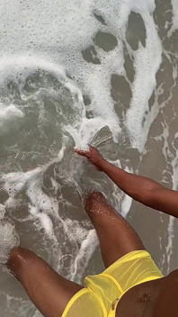 Lần đầu tiên vui vẻ trên bãi biển cotonou