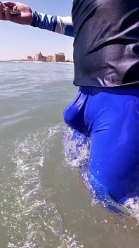 Män och kvinnor på stranden blir kåta när de ser min kuk i våt spandex