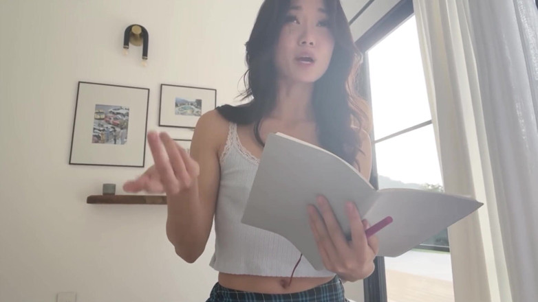 Petite creampie Asian Cumdump sluts: ¡La pequeña hermanastra japonesa ayuda a su hermanastro a probar...
