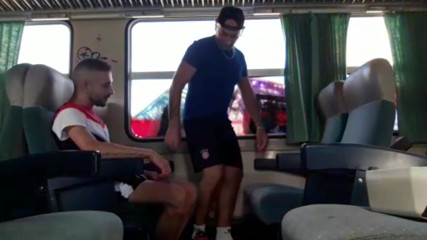 RAW PORN SPY CAM: Scopata a pelle bg giovane stuzzicata tizio in treno