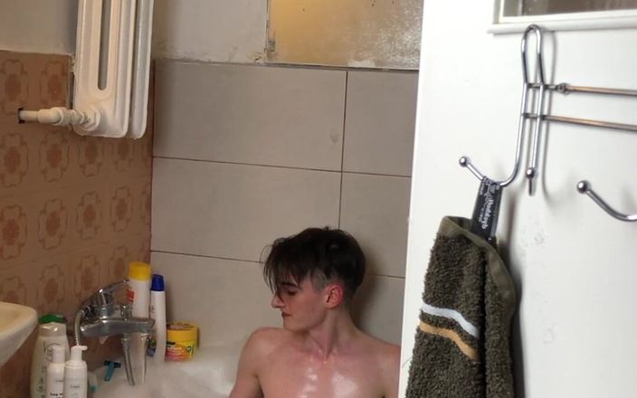 Gunter Meiner: Un garçon mince se branle sous la douche