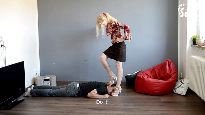 Czech Soles - foot fetish content: 私の隣人はドミナトリックスです