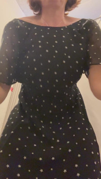 公共の場でスターク・ボロックを裸にして新しい服を試着する。パート 1/2。