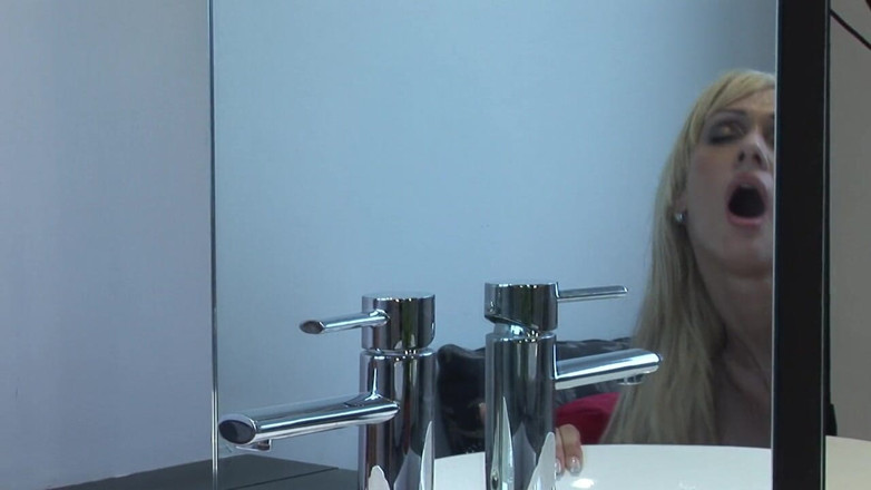 Kinky Toilet Girls: Brauchen Sie einen Weg, um eine verklemmte Sperre zu öffnen? Versuchen...