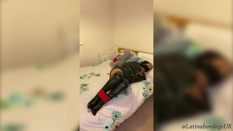 Latina Fetish: Latina in stivali di pelle e vestito di pelle intera...