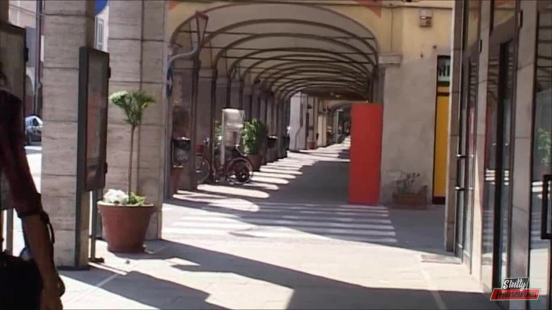 Vere Casalinghe Italia.: Cette chère femme mature préfère un trio dans une maison...