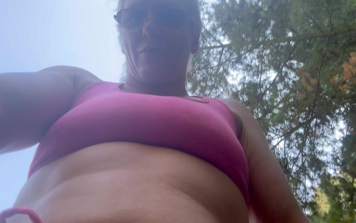 Putarankahotmilf: Mendaki, kencing, dan masturbasi di hutan