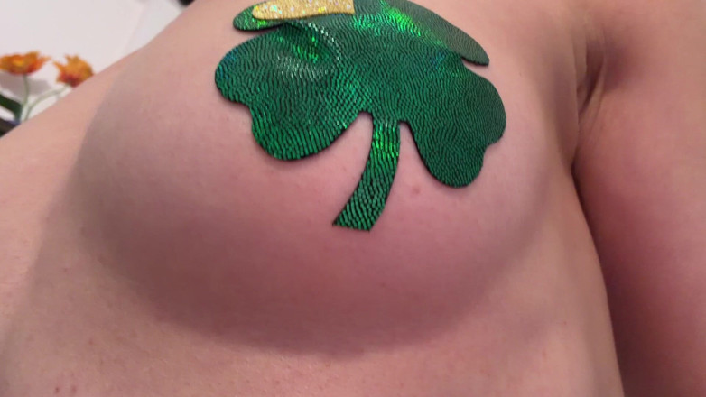 Ms_Emmy_Lynn: Shamrock lucido pasties su piccole tette naturali