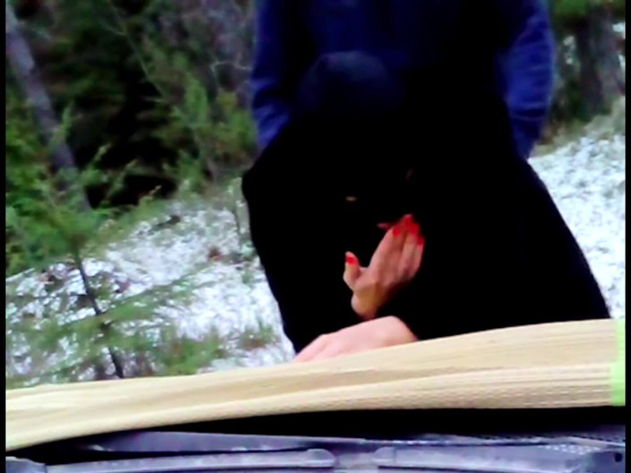 Crazyfamily 1970: Ošukaná na kapuci auta