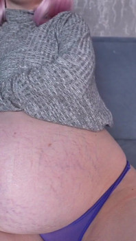 Énorme admiration pour le ventre de femme enceinte