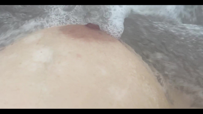 Goddess Lena: Zrelaksuj się w Jacuzzi