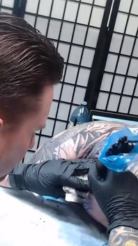 Fazendo tatuagem no cu por 4,5 horas